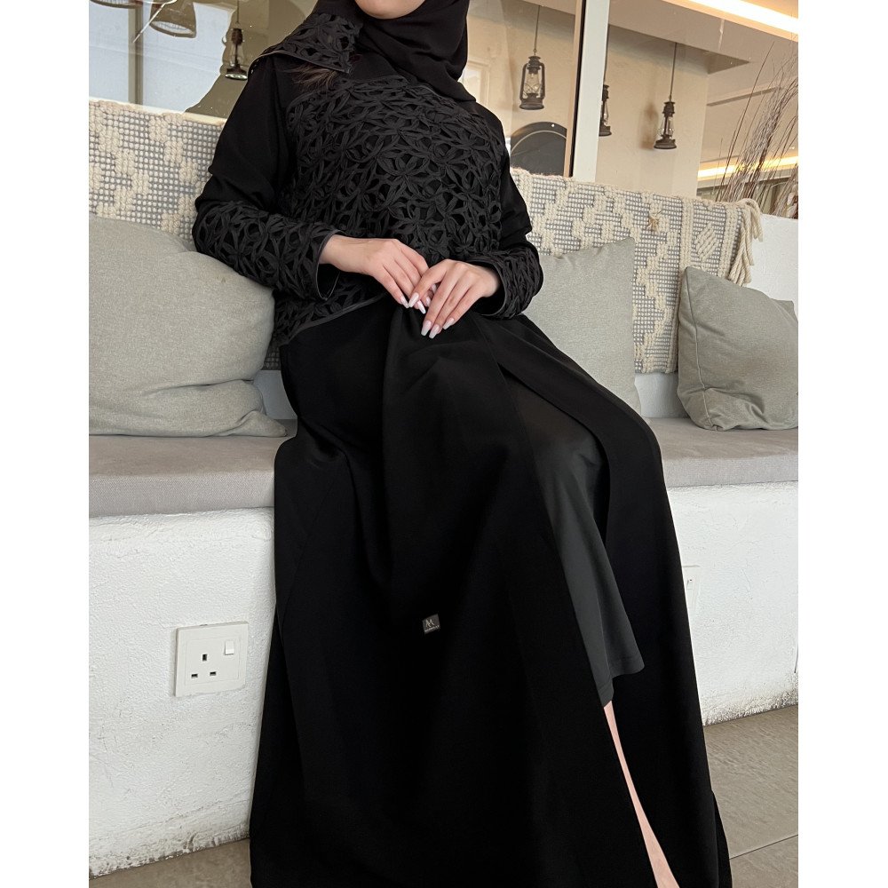 عباية 00623 أنيقة مع تدخيلة الجوبير بخامة كريب سواد فاحم