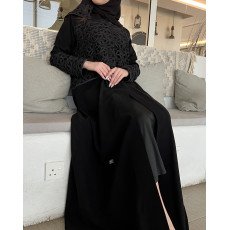 عباية 00623 أنيقة مع تدخيلة الجوبير بخامة كريب سواد فاحم