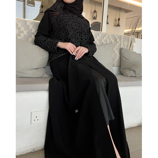 عباية 00623 أنيقة مع تدخيلة الجوبير بخامة كريب سواد فاحم