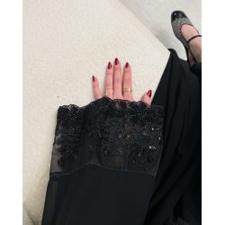 عباية  00625 مميزة مع شك وتطريز يدوي بالخرز الأسود على الأكمام والطرحة