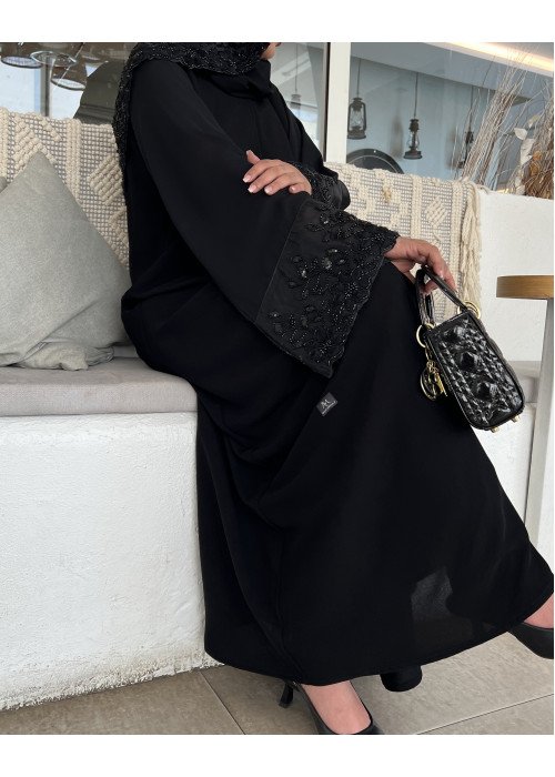عباية  00625 مميزة مع شك وتطريز يدوي بالخرز الأسود على الأكمام والطرحة