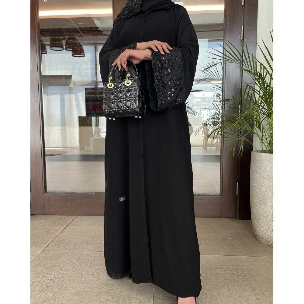 عباية  00625 مميزة مع شك وتطريز يدوي بالخرز الأسود على الأكمام والطرحة