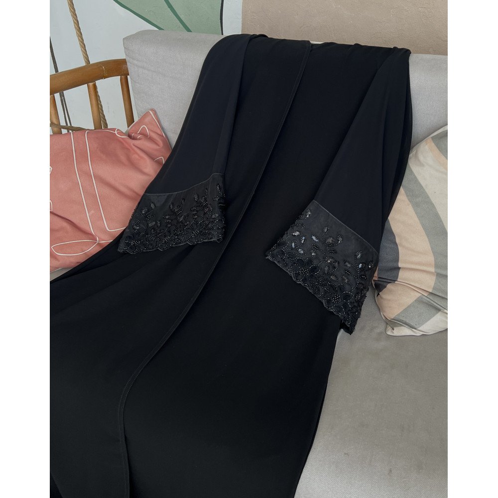 عباية  00625 مميزة مع شك وتطريز يدوي بالخرز الأسود على الأكمام والطرحة