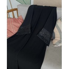 عباية  00625 مميزة مع شك وتطريز يدوي بالخرز الأسود على الأكمام والطرحة