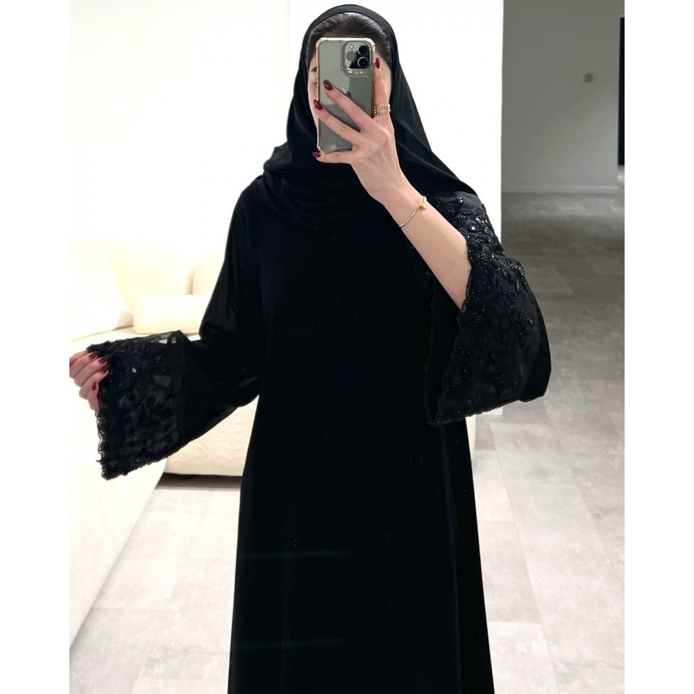 عباية  00625 مميزة مع شك وتطريز يدوي بالخرز الأسود على الأكمام والطرحة