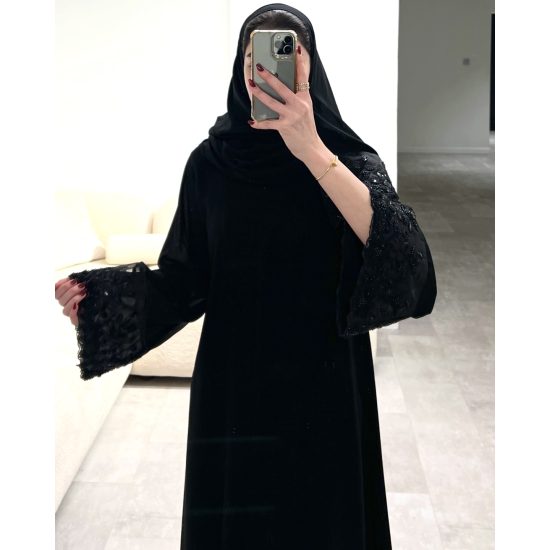 عباية  00625 مميزة مع شك وتطريز يدوي بالخرز الأسود على الأكمام والطرحة