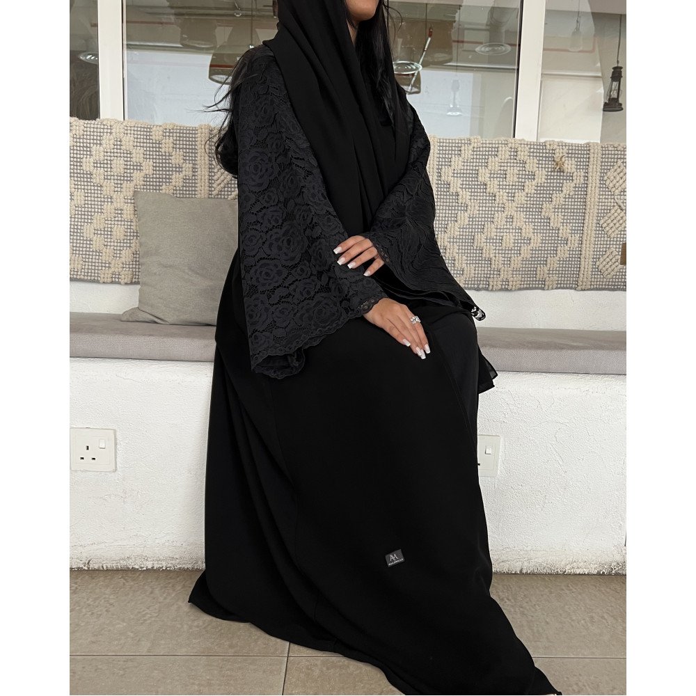 عباية 00626 أنيقة مع تدخيلة الدانتيل الفرنسي بخامة كريب سواد فاحم