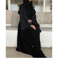 عباية 00626 أنيقة مع تدخيلة الدانتيل الفرنسي بخامة كريب سواد فاحم