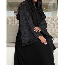 عباية 00626 أنيقة مع تدخيلة الدانتيل الفرنسي بخامة كريب سواد فاحم