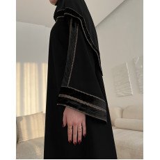 عباية  00627 أنيقة بقصة ربع كلوش، بكم واسع بخامة كريب سواد فاحم
