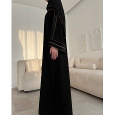 عباية  00627 أنيقة بقصة ربع كلوش، بكم واسع بخامة كريب سواد فاحم