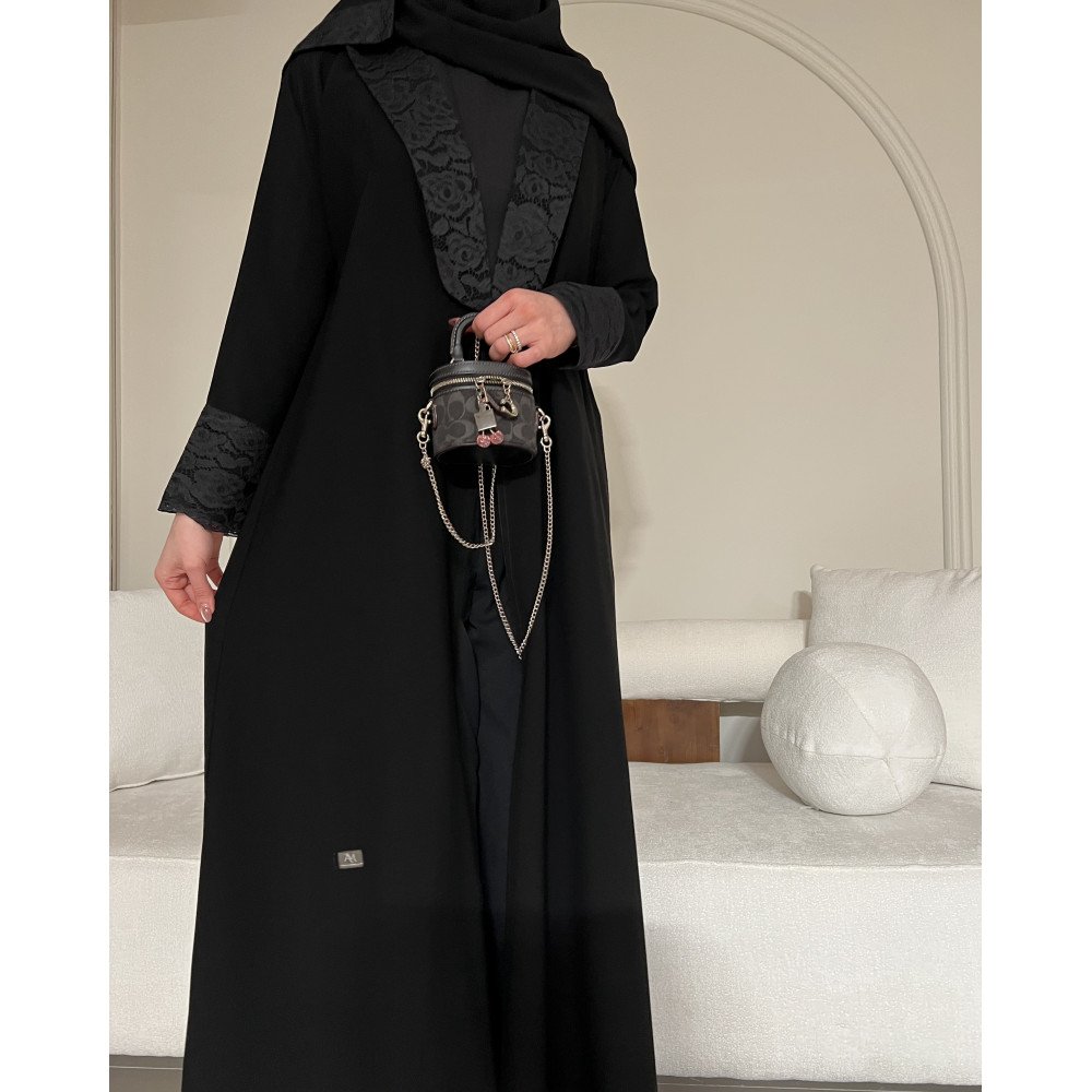 عباية  00628 أنيقة ورسمية بياقة من الدانتيل الفرنسي بخامة كريب سواد فاحم