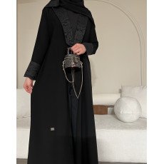 عباية  00628 أنيقة ورسمية بياقة من الدانتيل الفرنسي بخامة كريب سواد فاحم