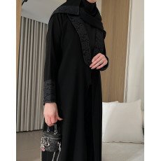 عباية  00628 أنيقة ورسمية بياقة من الدانتيل الفرنسي بخامة كريب سواد فاحم