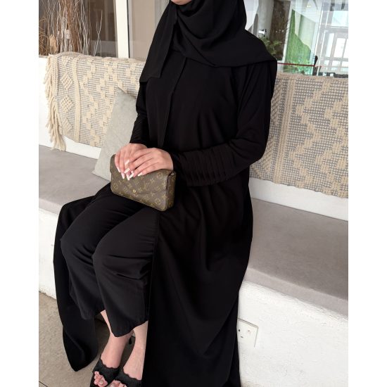 عباية  00654عملية ورسمية بخامة كريب ملكي سواد فاحم