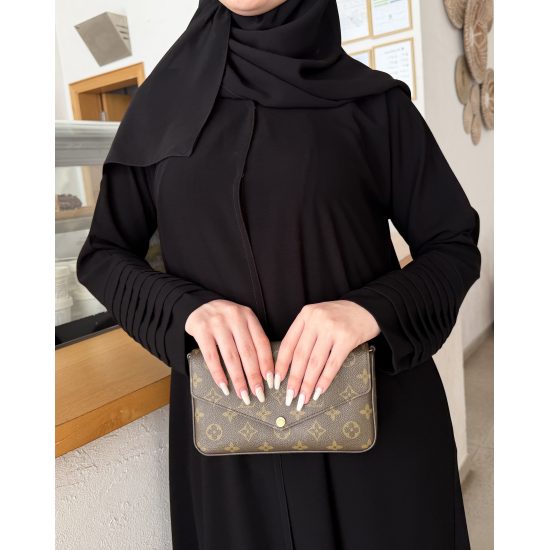 عباية  00654عملية ورسمية بخامة كريب ملكي سواد فاحم