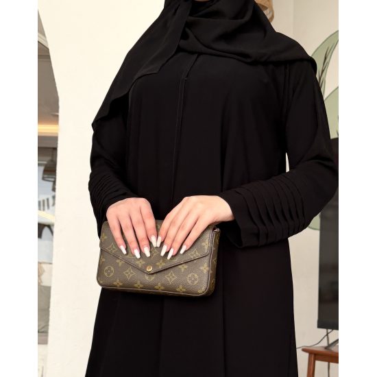 عباية  00654عملية ورسمية بخامة كريب ملكي سواد فاحم