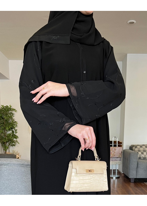 عباية 00455 أنيقة وناعمة بخامة كريب ملكي مع كم ناعم مطرز بالخيط الأسود