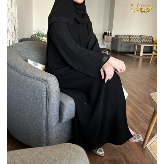 عباية 00455 أنيقة وناعمة بخامة كريب ملكي مع كم ناعم مطرز بالخيط الأسود