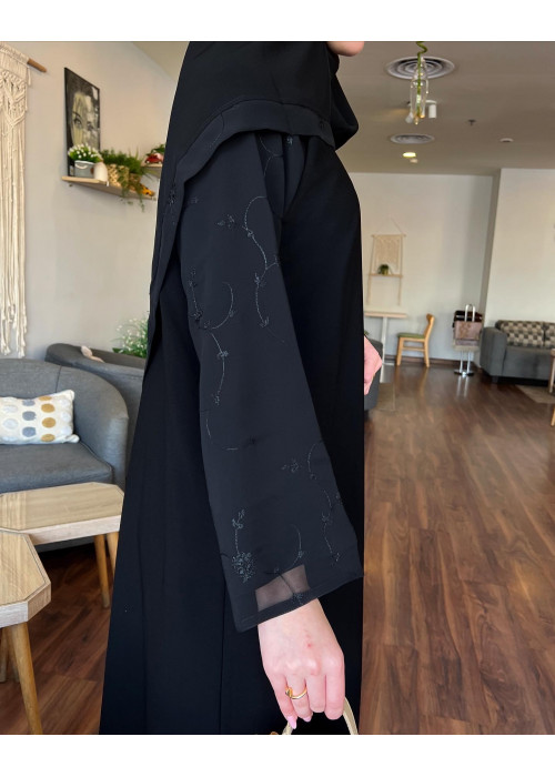 عباية 00455 أنيقة وناعمة بخامة كريب ملكي مع كم ناعم مطرز بالخيط الأسود