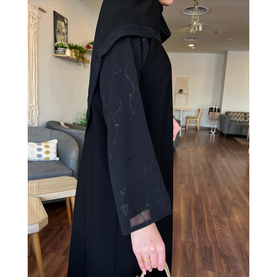 عباية 00455 أنيقة وناعمة بخامة كريب ملكي مع كم ناعم مطرز بالخيط الأسود