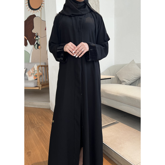 عباية  00567 كريب سواد فاحم بكم مقلوب بالمخمل الأسود 