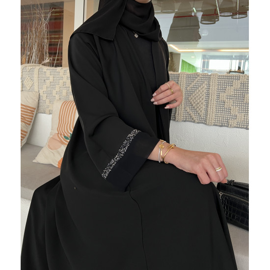 عباية  00579 أنيقة مع شك وتطريز على الأكمام والطرحة