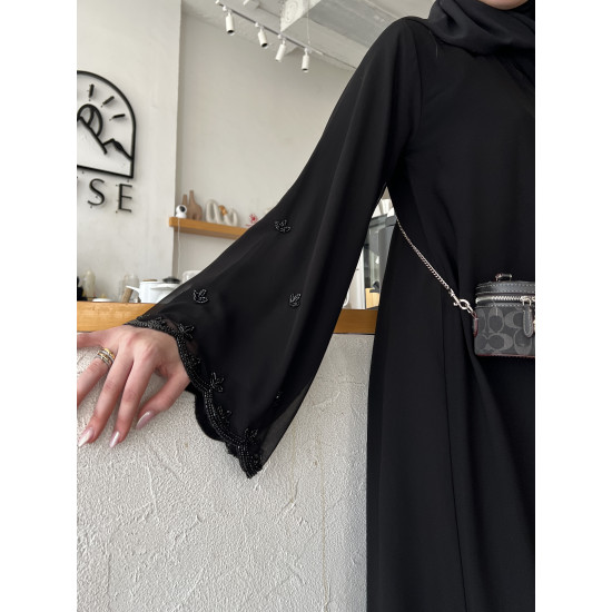 عباية  00587 مميزة مع شك وتطريز يدوي بالخرز الأسود على الأكمام والطرحة