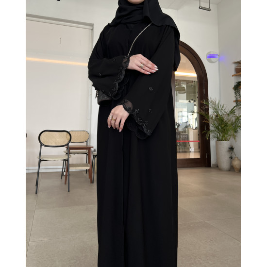 عباية  00587 مميزة مع شك وتطريز يدوي بالخرز الأسود على الأكمام والطرحة