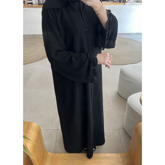 عباية  00587 مميزة مع شك وتطريز يدوي بالخرز الأسود على الأكمام والطرحة