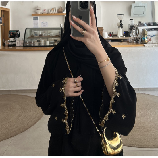 عباية  00588مميزة مع شك وتطريز يدوي بالخرز الذهبي على الأكمام والطرحة