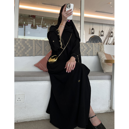 عباية  00588مميزة مع شك وتطريز يدوي بالخرز الذهبي على الأكمام والطرحة
