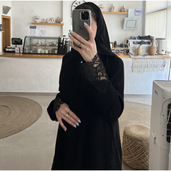 عباية 00594 أنيقة مع تدخيلة الدانتيل الفرنسي باللون بالأسود عباية 00594 أنيقة مع تدخيلة الدانتيل الفرنسي باللون بالأسود