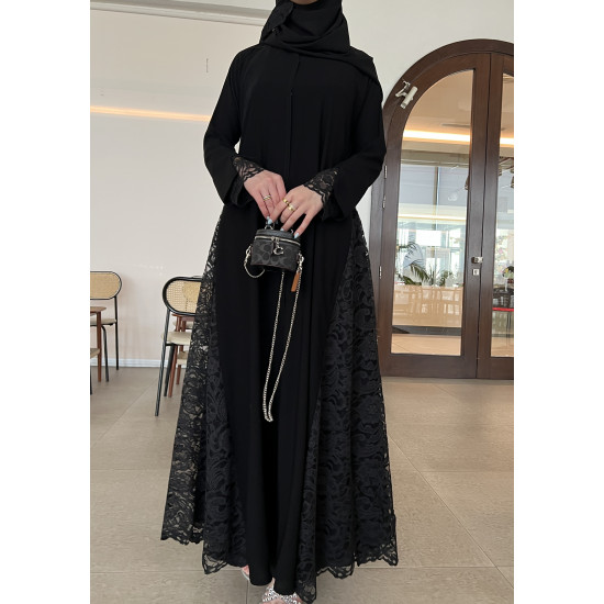 عباية 00594 أنيقة مع تدخيلة الدانتيل الفرنسي باللون بالأسود عباية 00594 أنيقة مع تدخيلة الدانتيل الفرنسي باللون بالأسود