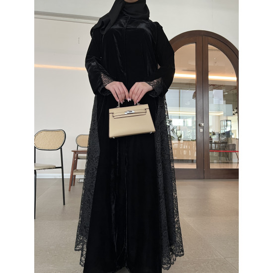 عباية  00610 مخمل مع تدخيلة الدانتيل الفرنسي باللون بالأسود 