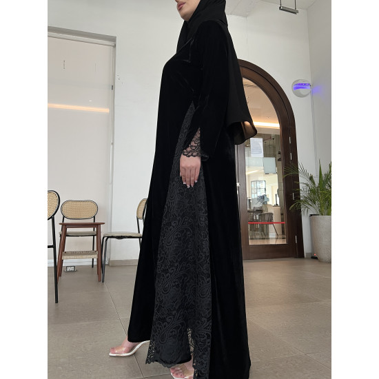 عباية  00610 مخمل مع تدخيلة الدانتيل الفرنسي باللون بالأسود 