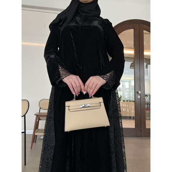 عباية  00610 مخمل مع تدخيلة الدانتيل الفرنسي باللون بالأسود 