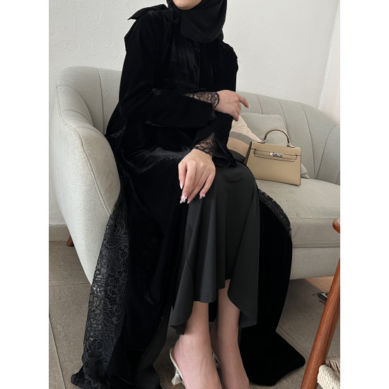 عباية  00610 مخمل مع تدخيلة الدانتيل الفرنسي باللون بالأسود 