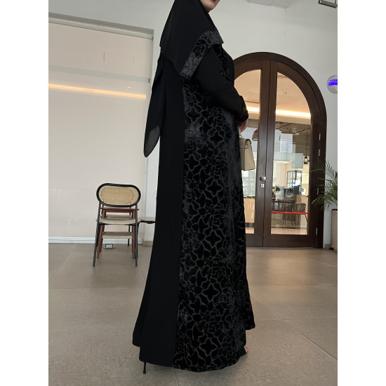 عباية  00612  مخمل مشجر مع كريب ملكي سواد فاحم 