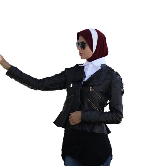 حجاب عنابي مع أوف وايت 