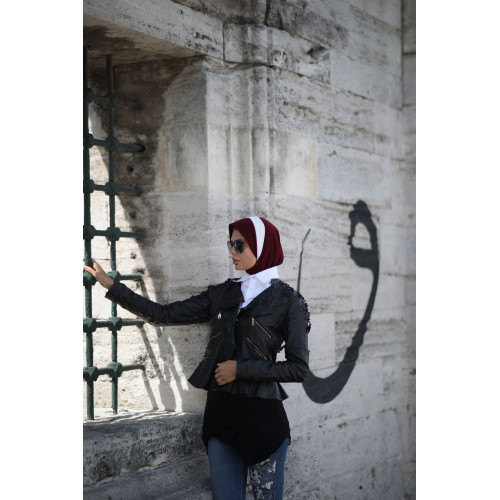 حجاب عنابي مع أوف وايت 