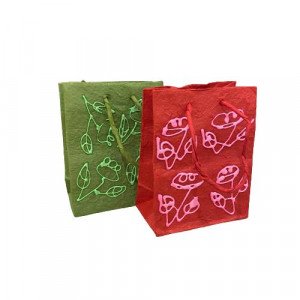 كيس هدايا ورق طبيعي بزخرفه بارزه 14.5x11x6.5سم عدة الوان
