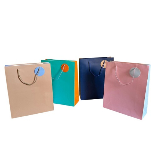 كيس هدايا ورق 32×26×10 سم لونين وسط عدة الوان