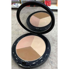 بودره مضغوطه ثلاثيه تنوير + كنتور نحت + بلاشر وردي + مرايه و اسفنجه - من ميكب24 