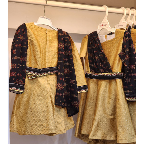 240105 فستان ذهبي مع كشميري أسود 240105 فستان ذهبي مع كشميري أسود