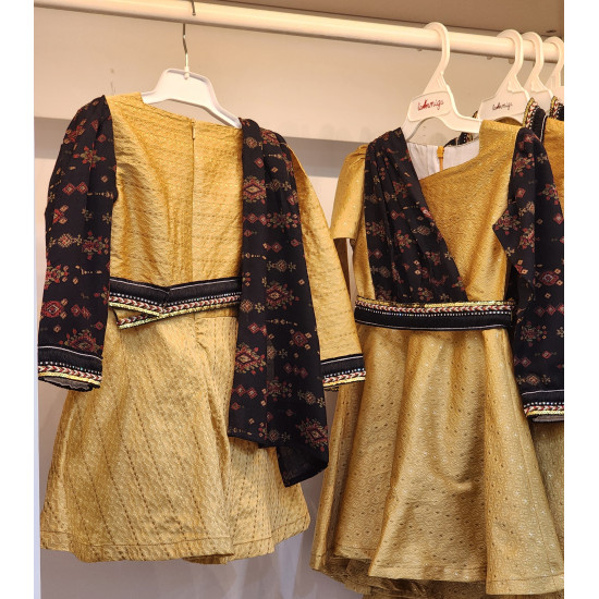 240105 فستان ذهبي مع كشميري أسود 240105 فستان ذهبي مع كشميري أسود