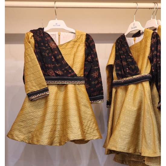 240105 فستان ذهبي مع كشميري أسود 240105 فستان ذهبي مع كشميري أسود