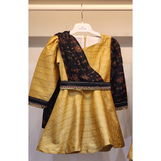 240105 فستان ذهبي مع كشميري أسود 240105 فستان ذهبي مع كشميري أسود