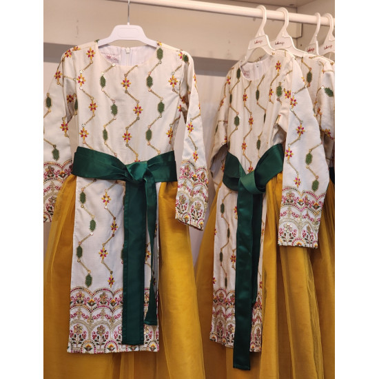 240142 فستان كركمي مطرز مع حزام أخضر 240142 فستان كركمي مطرز مع حزام أخضر