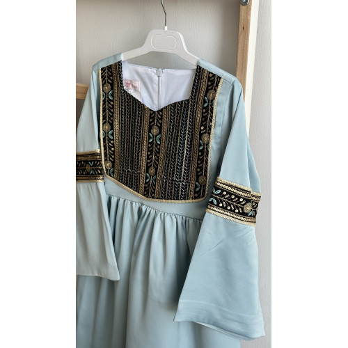 240154 فستان شعبي سماوي بتطريز اسود و أكمام واسعة 240154 فستان شعبي سماوي بتطريز اسود و أكمام واسعة